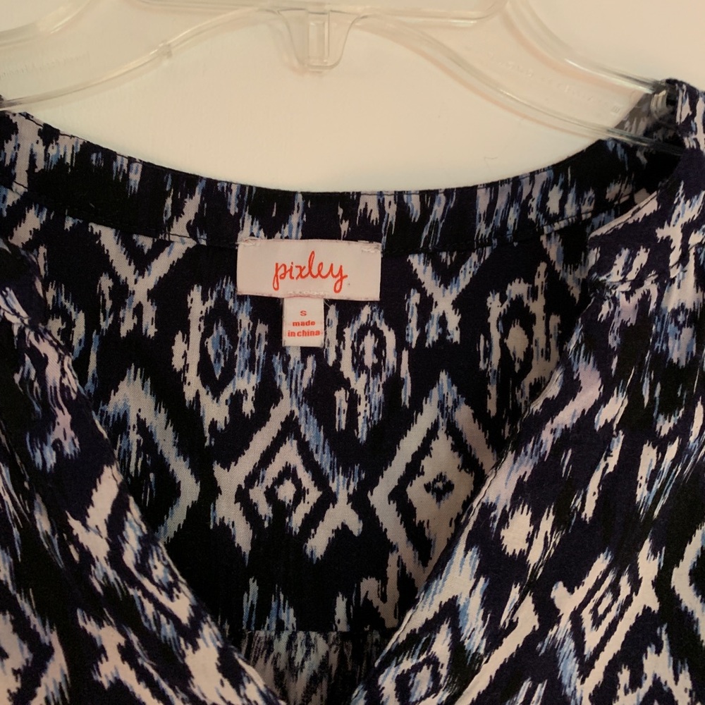 Blue/white geometric pattern blouse